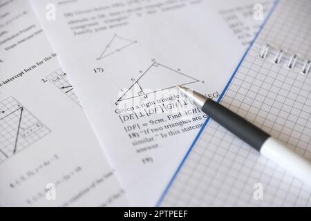 Handschrift geometrischer Aufgaben bei Prüfung, Übung, Quiz oder Prüfung in der Geometrieklasse. Lösung von exponentiellen Gleichungen Hintergrundkonzept. Stockfoto