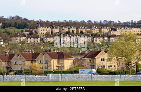 Terrassenhäuser auf dem Bathwick Hill in Bath City, Somerset, England - 8. April 2023 Stockfoto