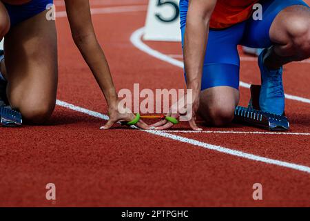 Blinde Läuferin para mit männlichem Reiseleiter in Startblöcken, bereit für das Laufrennen, Sommer-Para-Athletik-Meisterschaften Stockfoto