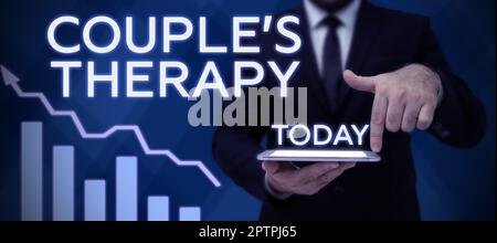 Schild zur Darstellung von Ehepaar S Therapy, Wort geschrieben über Treat Relationship Distress for Individuals and Ehepaars Stockfoto