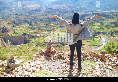 Weibliche Wanderin mit den beeindruckenden landwirtschaftlichen Terrassen in Colca Canyon, Arequipa Region, Peru, Südamerika Stockfoto