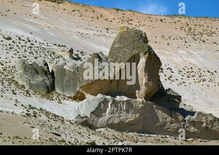 Beeindruckende Felsformationen im Salinas y Aguada Blanca National Reserve, Arequipa Region von Peru, Südamerika Stockfoto