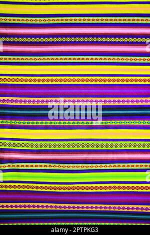 Erstaunliche peruanische traditionelle Textilien in Lila- und Kobalttönen Horizontale Streifen Stockfoto