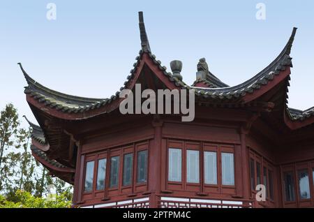 HAREN, NIEDERLANDE - 23. MAI 2022: Wunderschöner Blick auf das orientalische Gebäude im chinesischen Garten Stockfoto