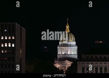 Nachtsicht auf die beleuchtete goldene Kuppel des WV State Capitol in Charleston, WV Stockfoto