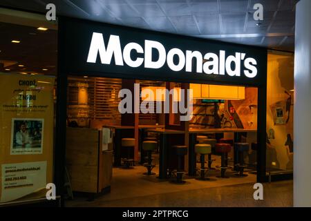 WARSCHAU, POLEN - 05. AUGUST 2022: Blick auf den Eingang zum McDonald's Restaurant Stockfoto