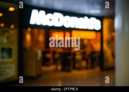 WARSCHAU, POLEN - 05. AUGUST 2022: Verschwommener Blick auf den Eingang des McDonald's Restaurants im Haus Stockfoto