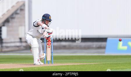 Birmingham, Großbritannien. 28. April 2023. Dan Mousley von Warwickshire in Aktion bei der Eröffnung des Spiels am 2. Tag des Spiels der LV County Championship zwischen Warwickshire CCC und Surrey CCC am Edgbaston Cricket Ground, Birmingham, England, am 28. April 2023. Foto: Stuart Leggett. Nur redaktionelle Verwendung, Lizenz für kommerzielle Verwendung erforderlich. Keine Verwendung bei Wetten, Spielen oder Veröffentlichungen von Clubs/Ligen/Spielern. Kredit: UK Sports Pics Ltd/Alamy Live News Stockfoto