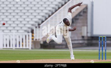 Birmingham, Großbritannien. 28. April 2023. Surreys Kemar Roach in Aktion am 2. Tag des Spiels der LV County Championship zwischen Warwickshire CCC und Surrey CCC am Edgbaston Cricket Ground, Birmingham, England, am 28. April 2023. Foto: Stuart Leggett. Nur redaktionelle Verwendung, Lizenz für kommerzielle Verwendung erforderlich. Keine Verwendung bei Wetten, Spielen oder Veröffentlichungen von Clubs/Ligen/Spielern. Kredit: UK Sports Pics Ltd/Alamy Live News Stockfoto