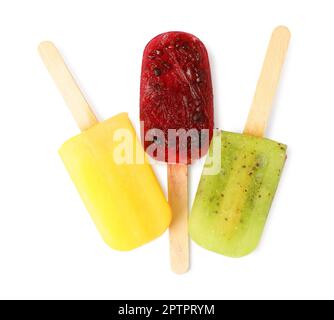 Köstliche Eiswürfel auf weißem Hintergrund, Draufsicht. Obst-Eis-Eis-Eis Stockfoto