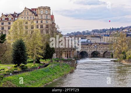 Reiseziel Großbritannien - The Weir und Pulteney Bridge am Fluss Avon in Bath, Somerset, England - 8. April 2023 Stockfoto