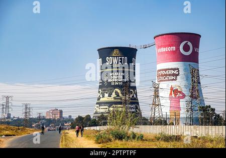 Johannesburg. 27. April 2023. Dieses Foto wurde am 27. April 2023 aufgenommen und zeigt die Orlando Towers in Soweto, Johannesburg, Südafrika. Kredit: Zhang Yudong/Xinhua/Alamy Live News Stockfoto