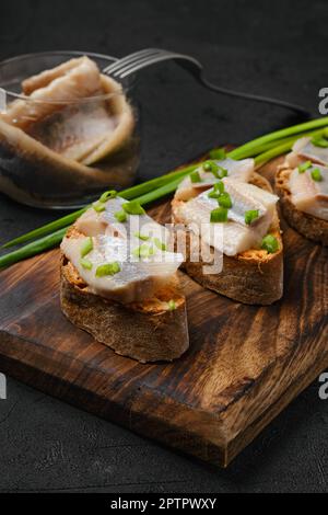 Sandwich mit salzigem Hering und Frühlingszwiebeln Stockfoto