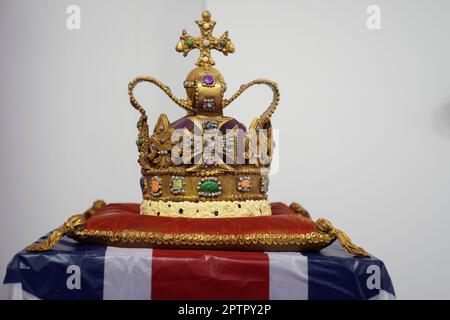 Eine 45cm m hohe Schokoladenreproduktion der St. Edward's Crown in Cadbury World in Birmingham. Es dauerte zwei Tage, bis die Chocolatiers Dawn Jenks und Donna Oluban ihre Version der Krone bauten, die bei der Krönung von König Karl III. Mit weißer Schokolade und Milchschokolade verwendet und mit essbarem Glitzer bestaubt wird. Bilddatum: Mittwoch, 26. April 2023. Stockfoto