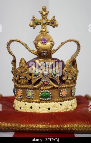 Eine 45cm m hohe Schokoladenreproduktion der St. Edward's Crown in Cadbury World in Birmingham. Es dauerte zwei Tage, bis die Chocolatiers Dawn Jenks und Donna Oluban ihre Version der Krone bauten, die bei der Krönung von König Karl III. Mit weißer Schokolade und Milchschokolade verwendet und mit essbarem Glitzer bestaubt wird. Bilddatum: Mittwoch, 26. April 2023. Stockfoto