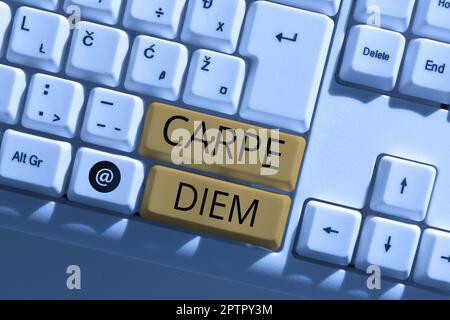 Schreiben mit Text Carpe Diem, öffentliches Business Idea Festival, auf dem Menschen Musik und Tanz spielen Stockfoto