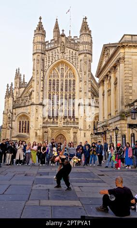 Straßenkünstler vor der Bath Cathedral - Bath, Somerset, England - 8. April 2023 Stockfoto