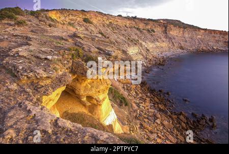 Der Sonnenaufgang an den Klippen von Cama de Vaca, Faro District, Lagos, Portugal Stockfoto