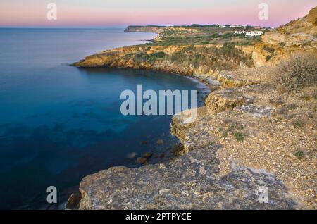 Sonnenaufgang an den Klippen von Cama de Vaca, Bezirk Faro, Lagos, Portugal Stockfoto