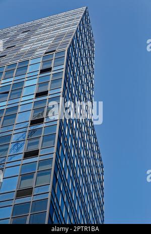Blau besteht aus zwei Gebäuden: Die höhere, seltsam freitragende 103 Norfolk Street befindet sich auf einem Gewerbegelände, verbunden mit der in Wohngebieten gelegenen 105 Norfolk Street. Stockfoto