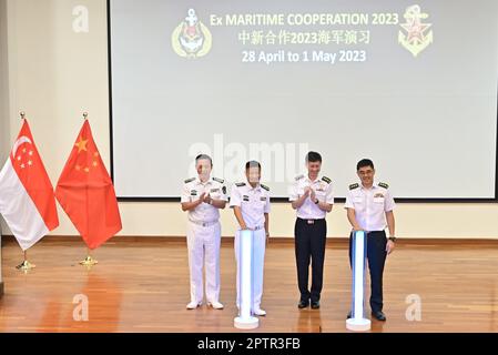 28. April 2023, Changi, Changi, Singapur: Auf diesem Foto des Verteidigungsministeriums Singapurs, auf dem Marinestützpunkt Changi, Stabschef von Destroyer Flotilla, Southern Theatre Command, Chinese People's Liberation Army (PLA[N]), Hauptmann Mei Leyang (zweiter von links). Und Oberst Ng Kok Yeng Daniel (rechts), Befehlshaber First Flotilla, Republik Singapur Navy (RSN), hat die Eröffnungszeremonie für Übung Maritime Zusammenarbeit, die vom Stellvertretenden Leiter der Abteilung für politische Arbeit des Marinestützpunkts PLA(N), Hauptmann Cheng Guochun (links) und beobachtet wurde, durchgeführt Stockfoto