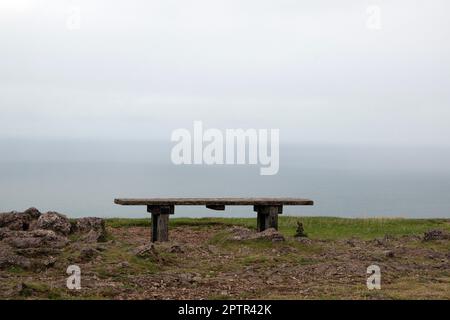 Blick von der Spitze des Great Orme, Llandudno in Conwy, hölzerne Bank mit Blick auf das Meer Stockfoto