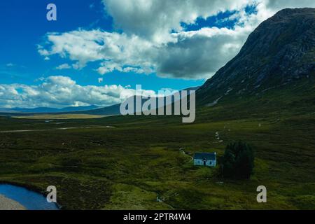 Ein traditioneller Gebirgskörper, eingebettet unter dem Buachaille Etive Mor am Fluss Coupall in der Nähe von Glencoe im schottischen Hochland Stockfoto