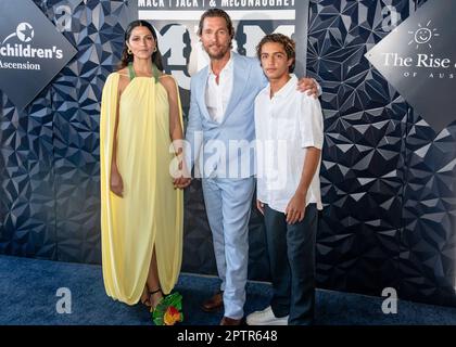 AUSTIN, TEXAS - 27. APRIL: (L-R) Camila Alves McConaughey, Matthew McConaughey und Levi McConaughey nehmen am 27. April 2023 auf der ACL Live in Austin, Texas, an der 11. Annual Mack, Jack & McConaughey Gala Teil. (Foto: Maggie Boyd/SipaUSA) Guthaben: SIPA USA/Alamy Live News Stockfoto