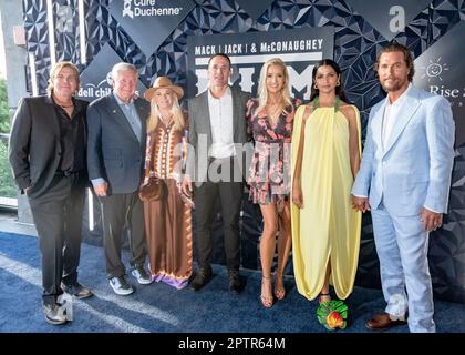 AUSTIN, TEXAS - 27. APRIL: (L-R) Jack Ingram, Mack Brown, Sally Brown, Drew Brees, Brittany Brees, Camila Alves McConaughey und Matthew McConaughey nehmen am 27. April 2023 in Austin, Texas, an der 11. Annual Mack, Jack & McConaughey Gala auf der ACL Live Teil. (Foto: Maggie Boyd/SipaUSA) Guthaben: SIPA USA/Alamy Live News Stockfoto