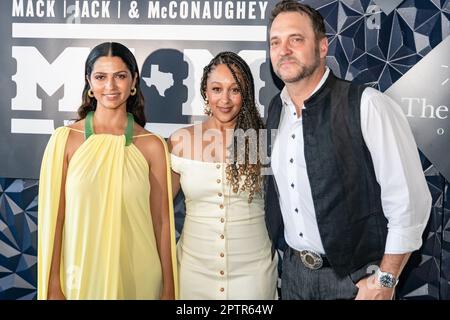 AUSTIN, TEXAS - 27. APRIL: (L-R) Camila Alves McConaughey, Tamera Mowry und Adam Housley nehmen am 27. April 2023 auf der ACL Live in Austin, Texas, an der 11. Annual Mack, Jack & McConaughey Gala Teil. (Foto: Maggie Boyd/SipaUSA) Guthaben: SIPA USA/Alamy Live News Stockfoto