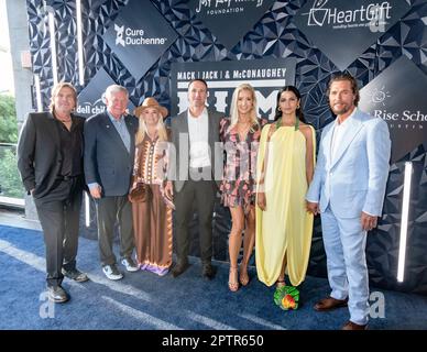 AUSTIN, TEXAS - 27. APRIL: (L-R) Jack Ingram, Mack Brown, Sally Brown, Drew Brees, Brittany Brees, Camila Alves McConaughey und Matthew McConaughey nehmen am 27. April 2023 in Austin, Texas, an der 11. Annual Mack, Jack & McConaughey Gala auf der ACL Live Teil. (Foto: Maggie Boyd/SipaUSA) Guthaben: SIPA USA/Alamy Live News Stockfoto