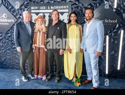 AUSTIN, TEXAS - APRIL 27: (L-R) Mack Brown, Sally Brown, Jack Ingram, Camila Alves McConaughey und Matthew McConaughey nehmen am 27. April 2023 in Austin, Texas, an der 11. Annual Mack, Jack & McConaughey Gala auf der ACL Live Teil. (Foto: Maggie Boyd/SipaUSA) Guthaben: SIPA USA/Alamy Live News Stockfoto