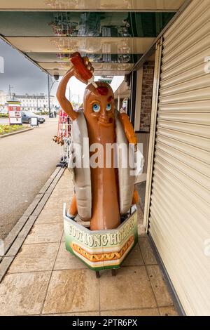 Sehr großer Plastikfußball-Hotdog auf einem Stand an der Great Yarmouth Strandpromenade Mai 2023 Stockfoto