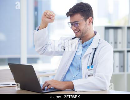 Gesundheit, Arzt und ja mit Erfolg und Sieger, medizinische Leistung und Mann feiern gute Testergebnisse auf Laptop. Gesundheitsexperte, glücklich und Stockfoto