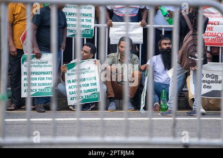 Demonstranten mit Bannern am 21. April 2023, die den osterbombenanschlag am 21. April 2019 auswendig lernten Stockfoto