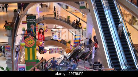 Blick von oben, Central Festival Mall, Pattaya, Thailand, mehrere Ebenen, Rolltreppen, Leute, Einkaufen, Stockfoto