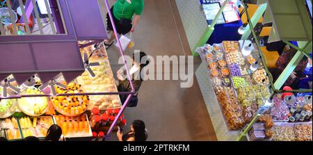 Blick von oben, Central Festival Mall, Pattaya, Thailand, Dameneinkäufe an Imbissständen, Unternehmen, Händler, Einzelhändler Stockfoto