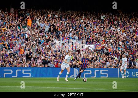 Barcelona, Spanien. 27. April 2023. Blick auf die Menge während des Spiels der UEFA Women's Champions League zwischen dem FC Barcelona Women und dem Chelsea FC im Spotify Camp Nou in Barcelona, Spanien. Kredit: Christian Bertrand/Alamy Live News Stockfoto