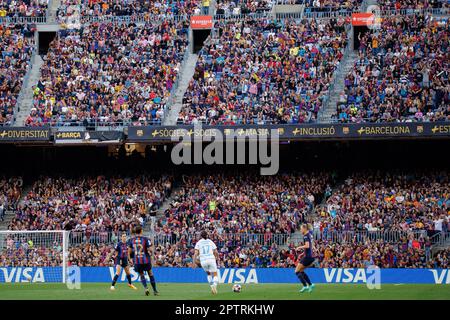 Barcelona, Spanien. 27. April 2023. Blick auf die Menge während des Spiels der UEFA Women's Champions League zwischen dem FC Barcelona Women und dem Chelsea FC im Spotify Camp Nou in Barcelona, Spanien. Kredit: Christian Bertrand/Alamy Live News Stockfoto