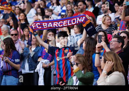 Barcelona, Spanien. 27. April 2023. Die Menge jubelt während des UEFA Women's Champions League-Spiels zwischen dem FC Barcelona Women und dem Chelsea FC im Spotify Camp Nou in Barcelona, Spanien. Kredit: Christian Bertrand/Alamy Live News Stockfoto