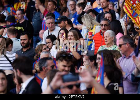 Barcelona, Spanien. 27. April 2023. Die Menge jubelt während des UEFA Women's Champions League-Spiels zwischen dem FC Barcelona Women und dem Chelsea FC im Spotify Camp Nou in Barcelona, Spanien. Kredit: Christian Bertrand/Alamy Live News Stockfoto