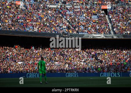 Barcelona, Spanien. 27. April 2023. Blick auf die Menge während des Spiels der UEFA Women's Champions League zwischen dem FC Barcelona Women und dem Chelsea FC im Spotify Camp Nou in Barcelona, Spanien. Kredit: Christian Bertrand/Alamy Live News Stockfoto