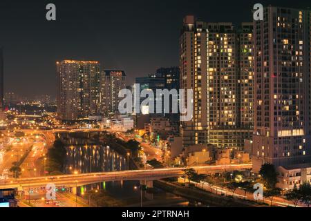 Langzeitbelichtung nacht Vo Van Kiet Avenue in Saigon, Vietnam (Ho Chi Minh Stadt) Stockfoto