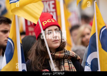 Whitehall, London, Großbritannien. 28. April 2023 Streikende Mitglieder der Union für öffentliche und kommerzielle Dienste (PCs) veranstalten eine Kundgebung im Rahmen eines nationalen Streits über Gehälter, Renten, Arbeitsplätze und Entlassungsbedingungen. Kredit: Ron Fassbender/Alamy Live News. Stockfoto