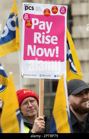 Whitehall, London, Großbritannien. 28. April 2023 Streikende Mitglieder der Union für öffentliche und kommerzielle Dienste (PCs) veranstalten eine Kundgebung im Rahmen eines nationalen Streits über Gehälter, Renten, Arbeitsplätze und Entlassungsbedingungen. Kredit: Ron Fassbender/Alamy Live News. Stockfoto