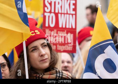 Whitehall, London, Großbritannien. 28. April 2023 Streikende Mitglieder der Union für öffentliche und kommerzielle Dienste (PCs) veranstalten eine Kundgebung im Rahmen eines nationalen Streits über Gehälter, Renten, Arbeitsplätze und Entlassungsbedingungen. Kredit: Ron Fassbender/Alamy Live News. Stockfoto