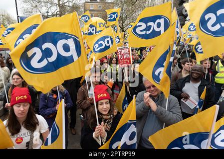 Whitehall, London, Großbritannien. 28. April 2023 Streikende Mitglieder der Union für öffentliche und kommerzielle Dienste (PCs) veranstalten eine Kundgebung im Rahmen eines nationalen Streits über Gehälter, Renten, Arbeitsplätze und Entlassungsbedingungen. Kredit: Ron Fassbender/Alamy Live News. Stockfoto