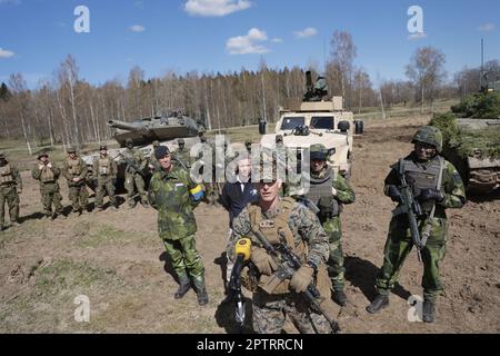 Skaraborg-Regiment am Freitag, den 28. April 2022, der Leiter der Einheit des US-Marinekorps, Oberstleutnant Nathan Knowles, im Hintergrund von links: Der Übungsleiter für Aurora 23, Brigadegeneral Stefan Andersson, schwedischer Verteidigungsminister Pål Jonson, Der Leiter der ersten Division Brigadegeneral Rickard Johansson, Michael Carlén, Leiter der Skaraborg-Brigade vor Ort bei der Militärübung Aurora 23, bei der die schwedische Brigade zusammen mit den US-Marines am Freitag, den 28. April 2022, im Skaraborg-Regiment trainiert.Foto: Adam Ihse/TT/Code 9200 Guthaben: TT-Nachrichtenagentur/Alamy Live News Stockfoto