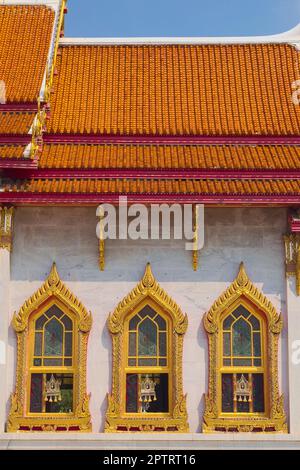 Tempel des Wat Benchamabophit, in Bangkok, Thailand. Architektonische Details der verzierten goldenen Fenster. Stockfoto