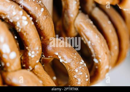 Bretzel oder Pretzel, original deutsches Rezept. Poster-Banner für Bäckerei-Café-Menü. Oktoberfest-Karte. Speicherplatz kopieren Stockfoto